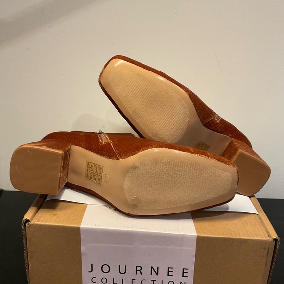 Journee Collection Hazara Bootie
NIB Size 6 - Picture 7 of 12